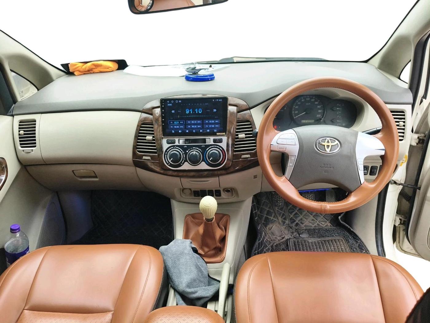 2014 Toyota Innova 2.5 GX 8 STR, Diesel, Manual, 2,12,095 km, interior