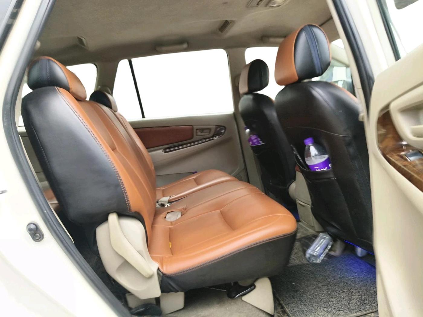 2014 Toyota Innova 2.5 GX 8 STR, Diesel, Manual, 2,12,095 km, interior