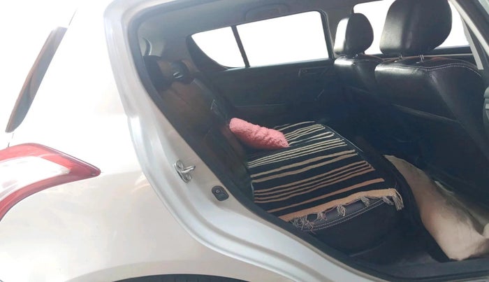 2015 Maruti Swift LXI, CNG, Manual, 1,36,770 km, interior