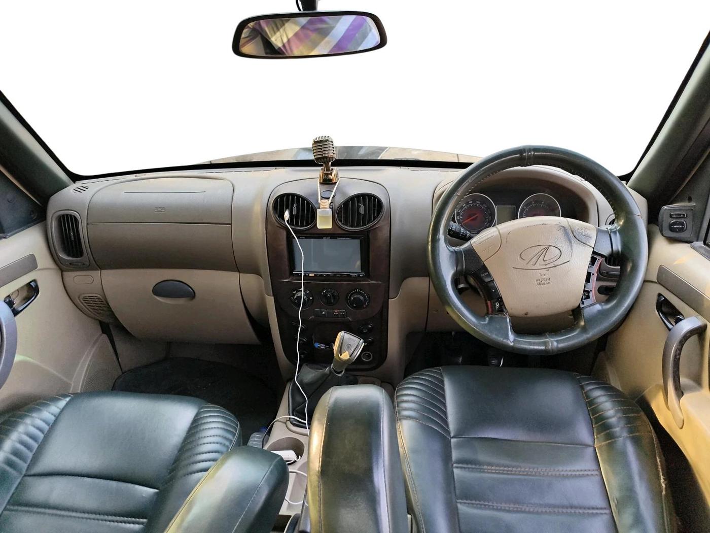 2011 Mahindra Scorpio VLX 2WD AIRBAG, Diesel, Manual, 1,40,000 km, interior