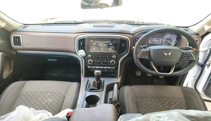 2025 Mahindra SCORPIO-N Z4 PETROL MT 7 STR (E), Petrol, Manual, 8,097 km, interior