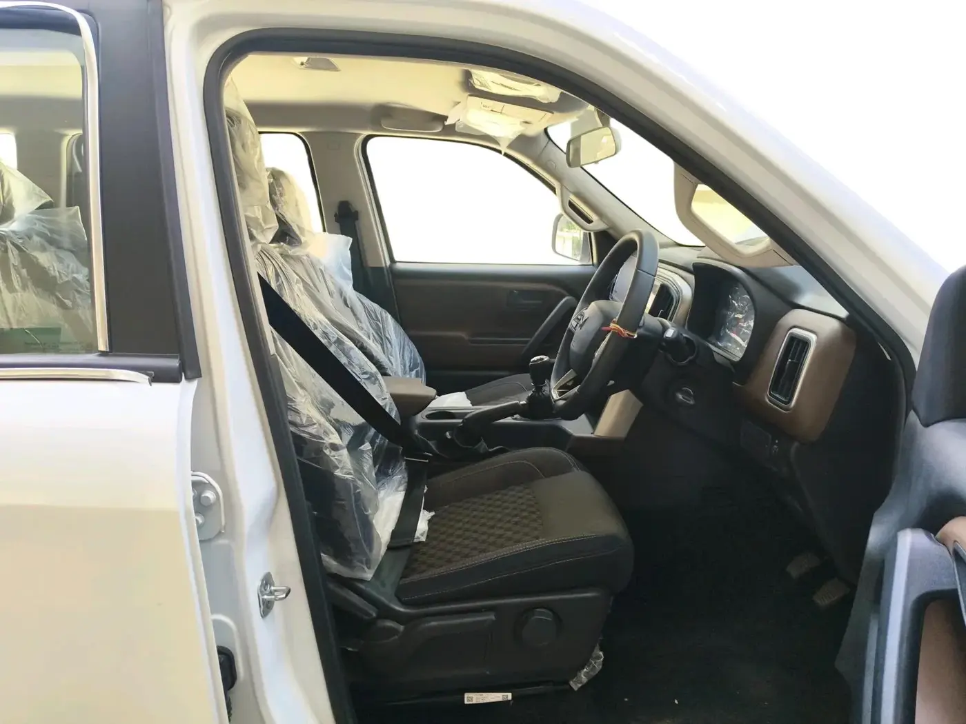 2025 Mahindra SCORPIO-N Z4 PETROL MT 7 STR (E), Petrol, Manual, 8,097 km, interior