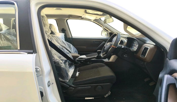 2025 Mahindra SCORPIO-N Z4 PETROL MT 7 STR (E), Petrol, Manual, 8,097 km, interior