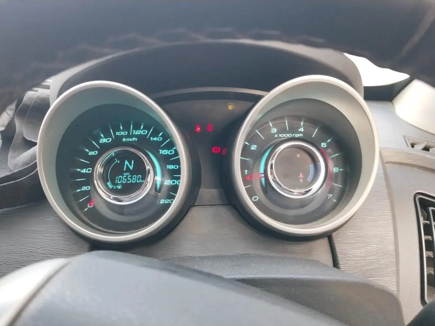 2016 Mahindra XUV500 W6, Diesel, Manual, 1,06,580 km, interior