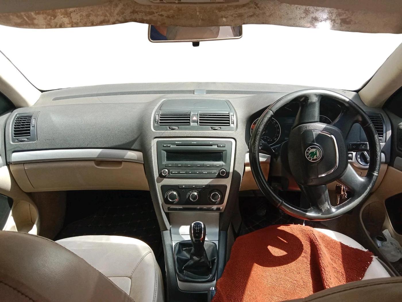 2013 Skoda Laura AMBIENTE 2.0 TDI CR MT, Diesel, Manual, 1,20,060 km, interior