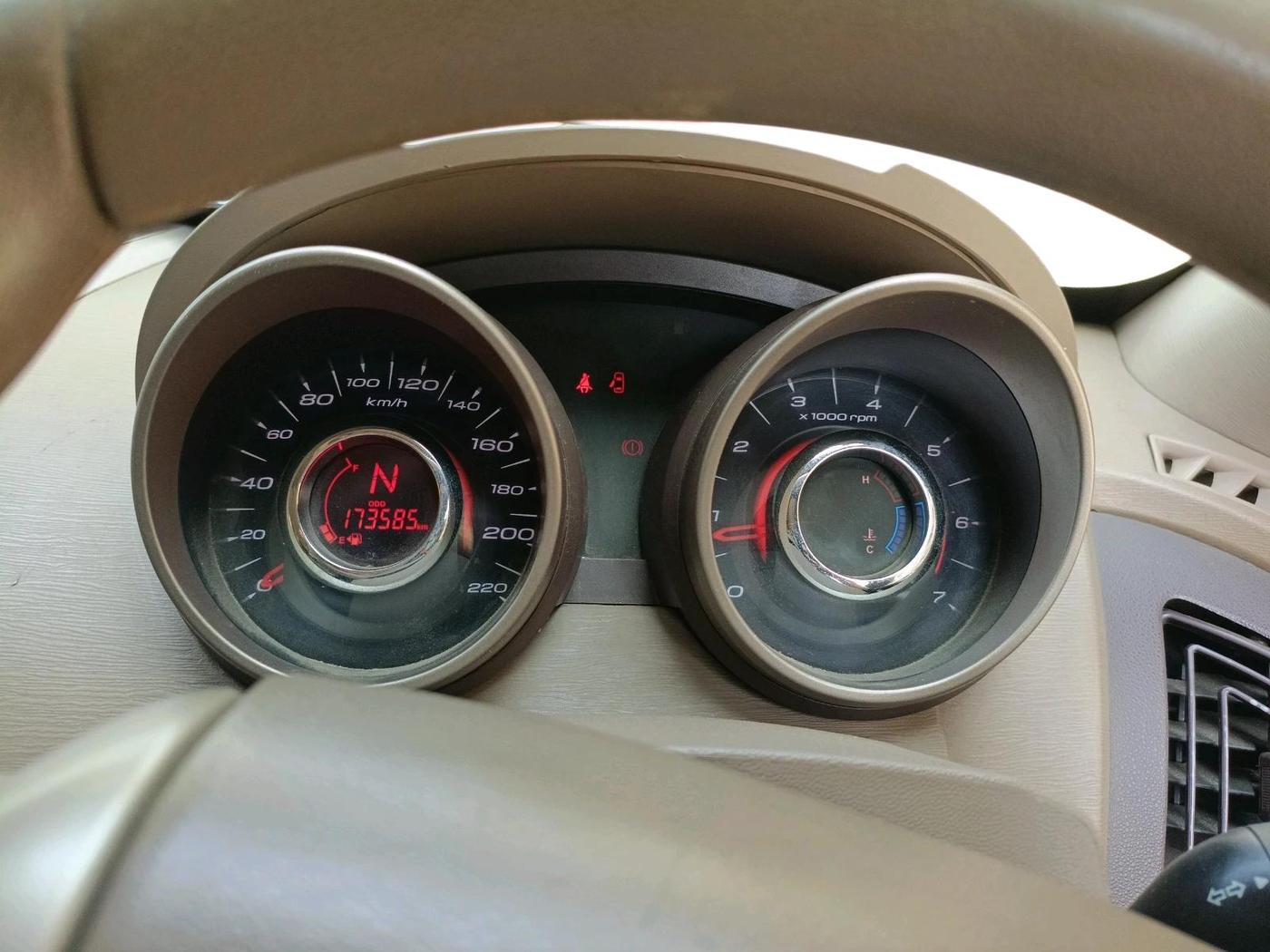 2014 Mahindra XUV500 W6, Diesel, Manual, 1,73,585 km, interior