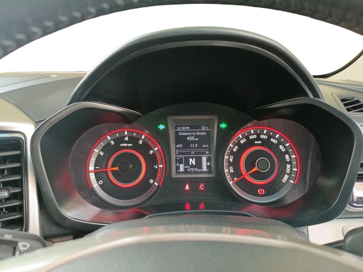 2021 Mahindra XUV300 W8 (O) 1.2 PETROL, Petrol, Manual, 47,876 km, interior
