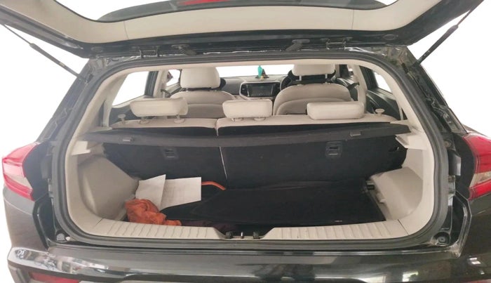 2022 Mahindra XUV300 W8 (O) 1.2 PETROL, Petrol, Manual, 39,651 km, exterior