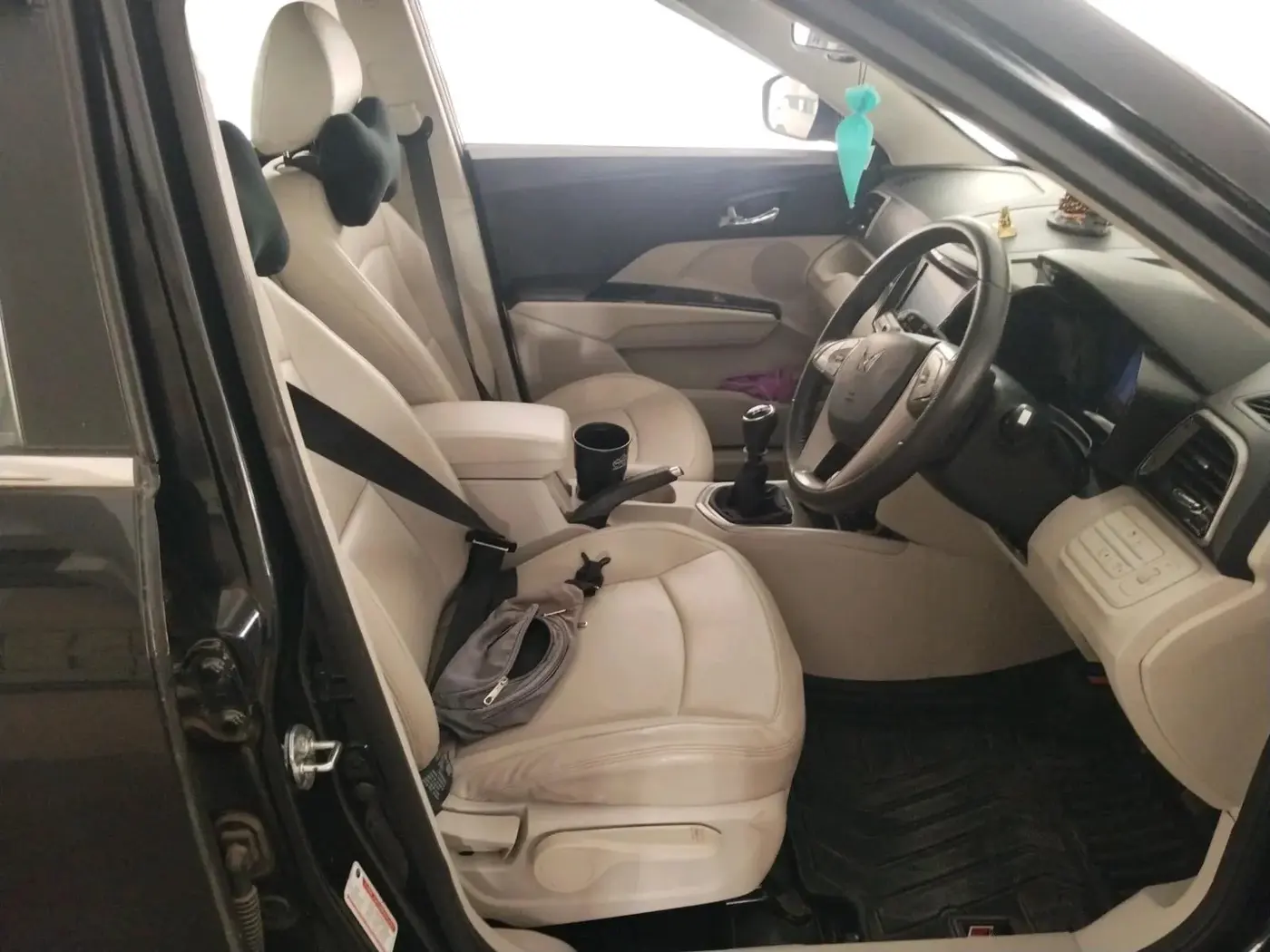 2022 Mahindra XUV300 W8 (O) 1.2 PETROL, Petrol, Manual, 39,651 km, interior