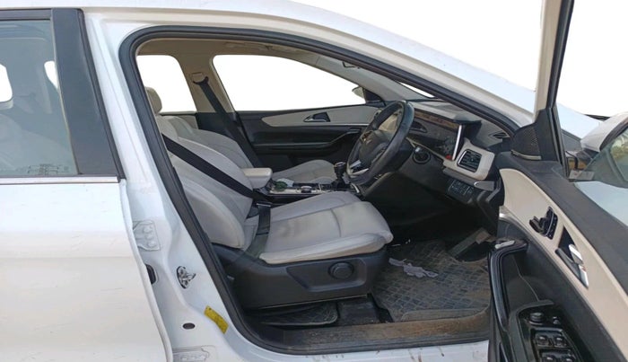 2023 Mahindra XUV700 AX 7 LUXURY D MT 7 STR, Diesel, Manual, 1,02,949 km, interior