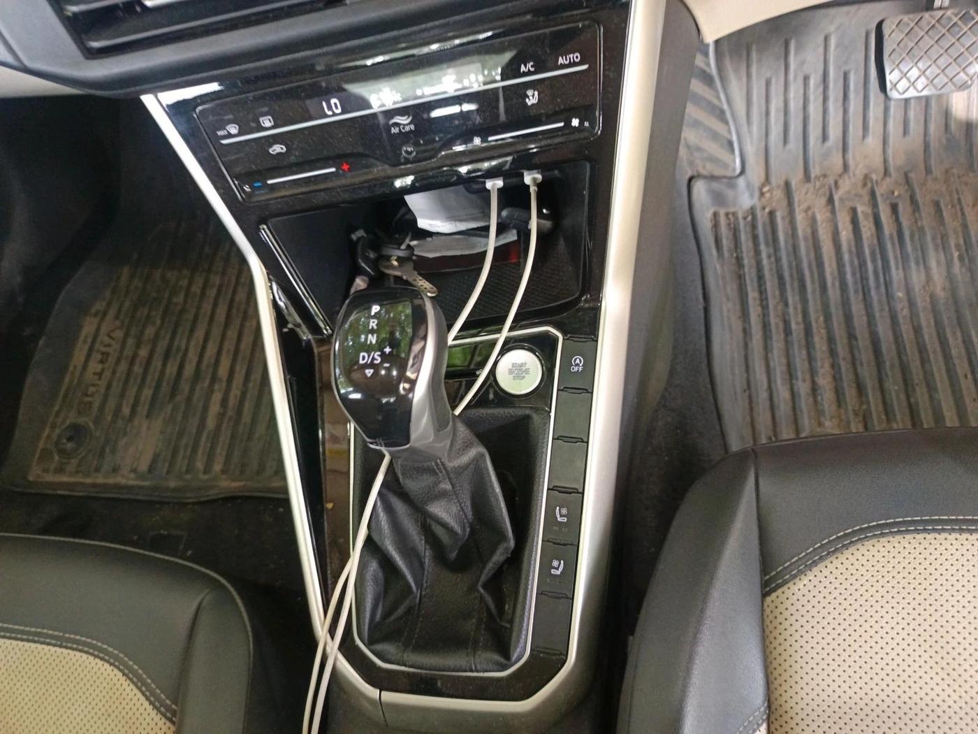 2022 Volkswagen VIRTUS TOPLINE TSI 1.0 AT, Petrol, Automatic, 63,693 km, interior