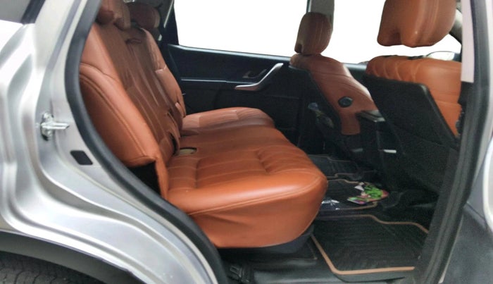 2020 Mahindra XUV500 W9, Diesel, Manual, 1,40,677 km, interior