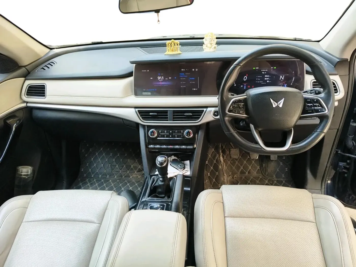2021 Mahindra XUV700 AX 7 P MT 7 STR, Petrol, Manual, 81,216 km, interior