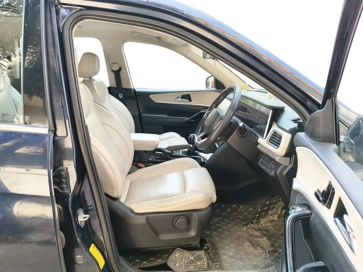 2021 Mahindra XUV700 AX 7 P MT 7 STR, Petrol, Manual, 81,216 km, interior