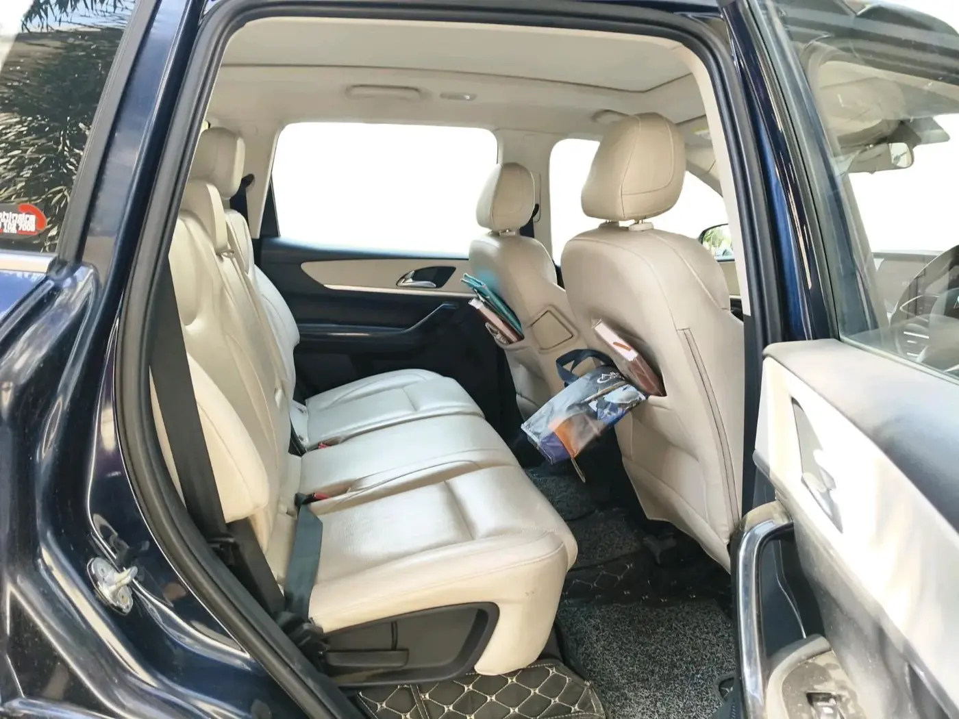 2021 Mahindra XUV700 AX 7 P MT 7 STR, Petrol, Manual, 81,216 km, interior