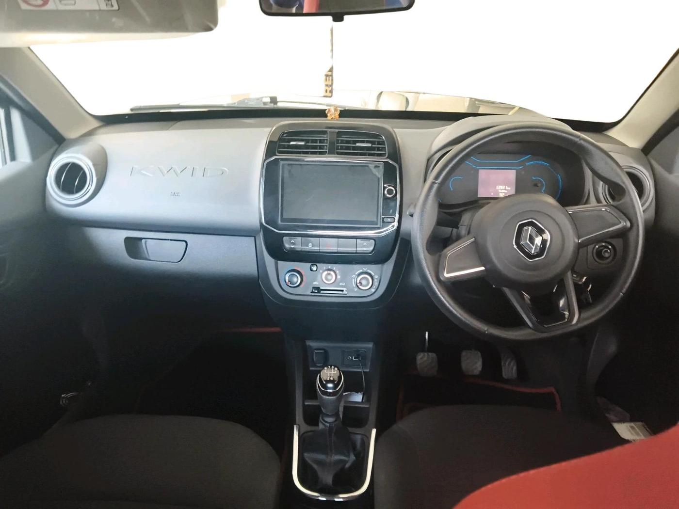 2022 Renault Kwid RXT 1.0 (O), Petrol, Manual, 13,931 km, interior