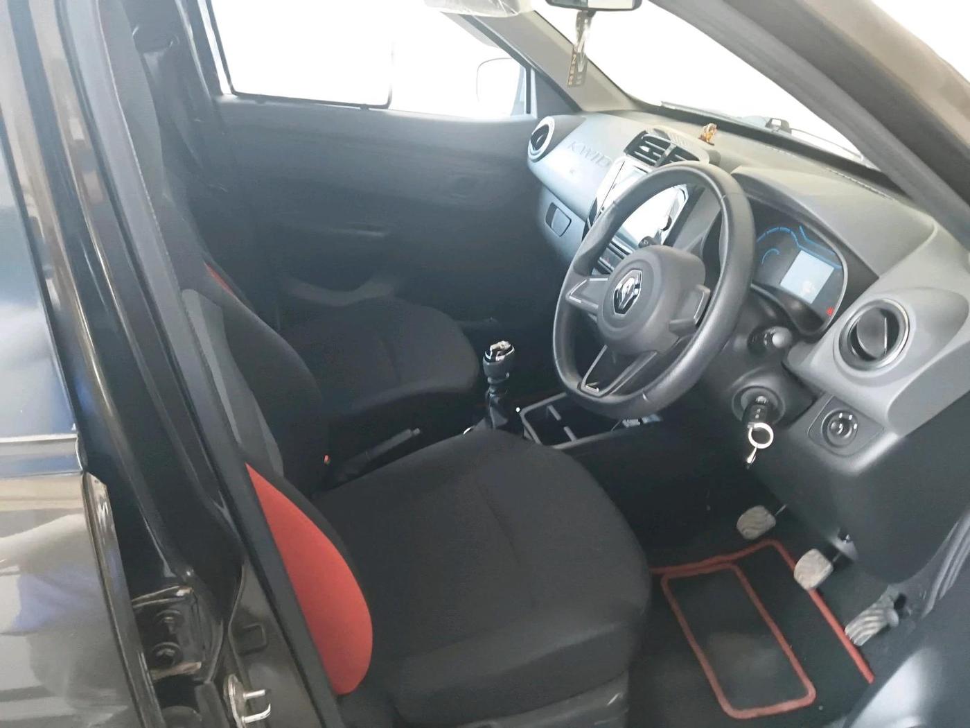 2022 Renault Kwid RXT 1.0 (O), Petrol, Manual, 13,931 km, interior