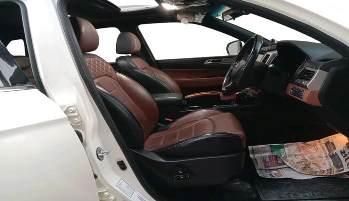 2022 Mahindra ALTURAS G4 2WD AT, Diesel, Automatic, 85,307 km, interior