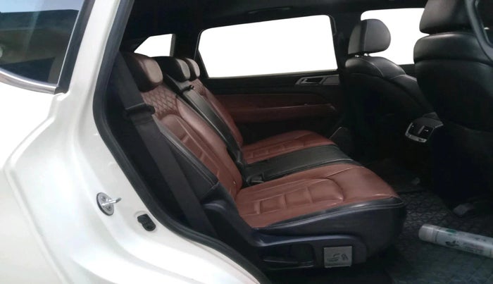 2022 Mahindra ALTURAS G4 2WD AT, Diesel, Automatic, 85,307 km, interior