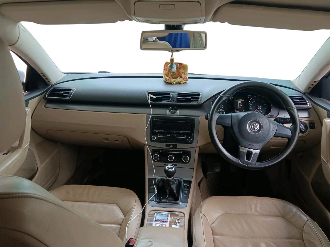 2012 Volkswagen Passat COMFORTLINE 2.0 TDI MT, Diesel, Manual, 1,34,881 km, interior
