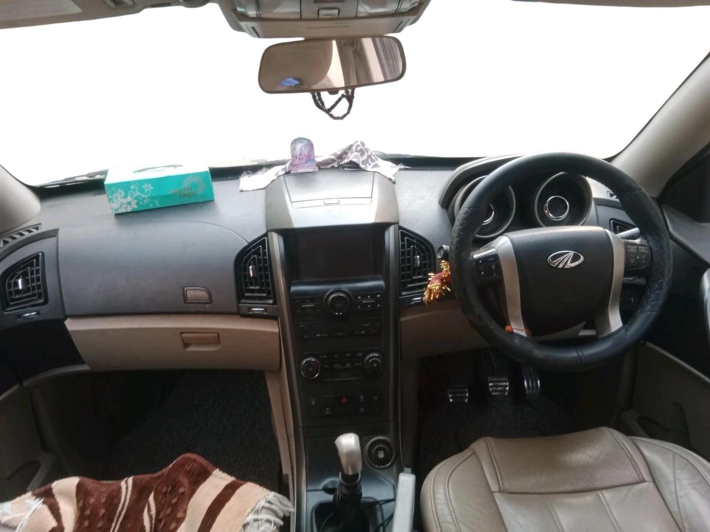 2017 Mahindra XUV500 W10, Diesel, Manual, 1,04,240 km, interior