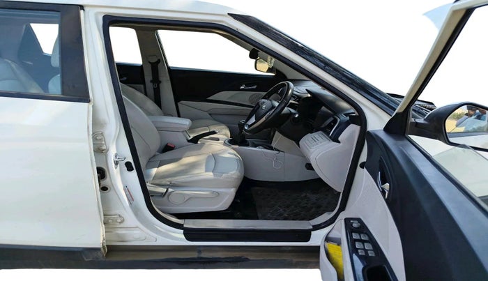 2019 Mahindra XUV300 W8 (O) 1.5 DIESEL, Diesel, Manual, 1,85,741 km, interior