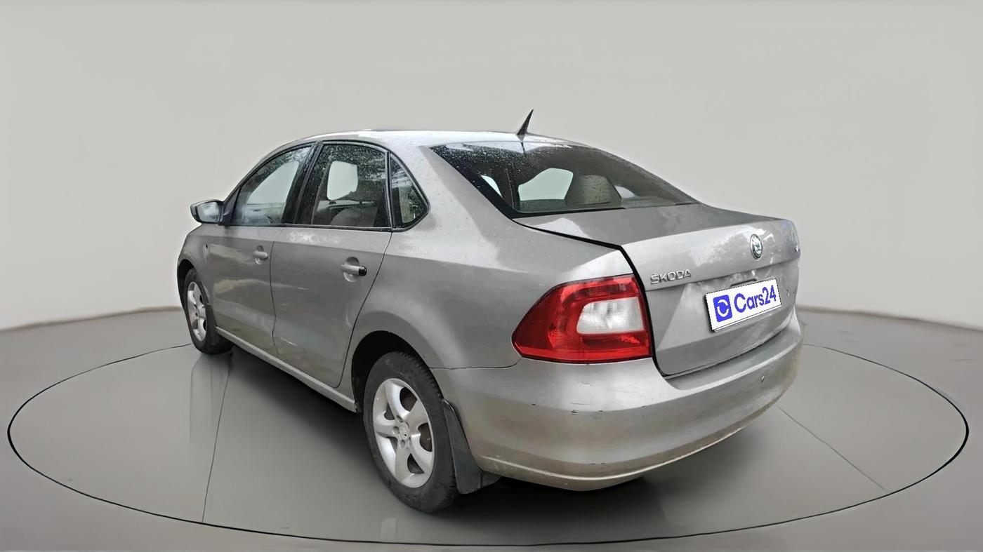 2013 Skoda Rapid ELEGANCE 1.6 TDI CR MT, Diesel, Manual, 1,65,832 km, exterior