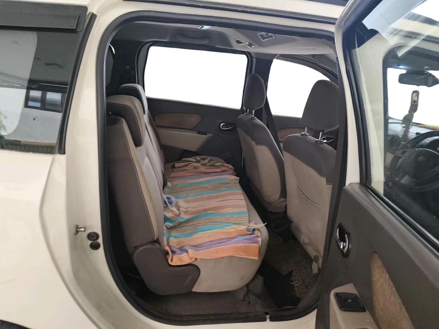 2015 Renault Lodgy 110 PS RXZ, Diesel, Manual, 1,15,886 km, interior