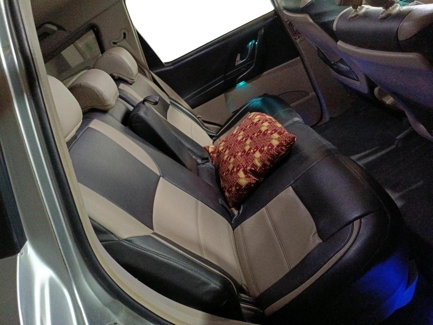 2016 Mahindra XUV500 W6, Diesel, Manual, 1,93,482 km, interior