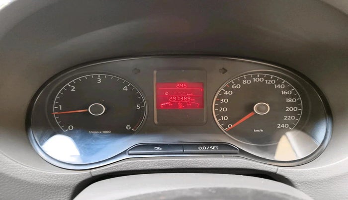 2013 Volkswagen Vento HIGHLINE DIESEL 1.6, Diesel, Manual, 2,97,389 km, interior