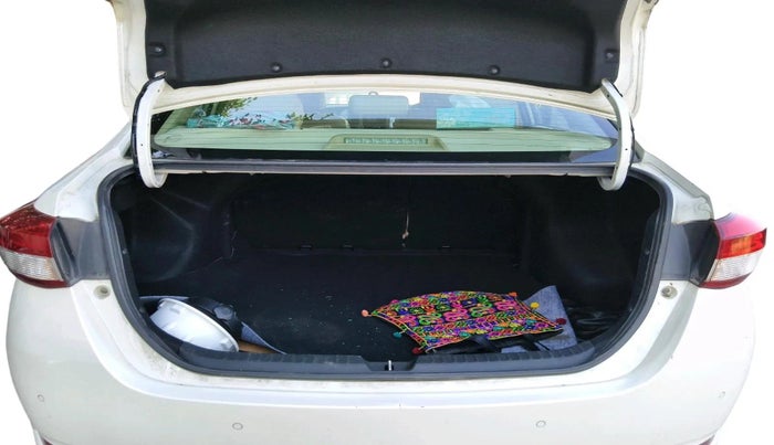 2018 Toyota YARIS VX CVT, Petrol, Automatic, 67,954 km, exterior