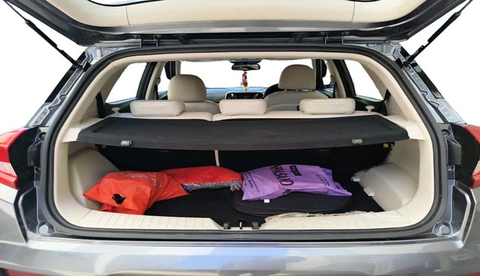 2023 Mahindra XUV300 W8 (O) 1.2 PETROL, Petrol, Manual, 8,128 km, exterior