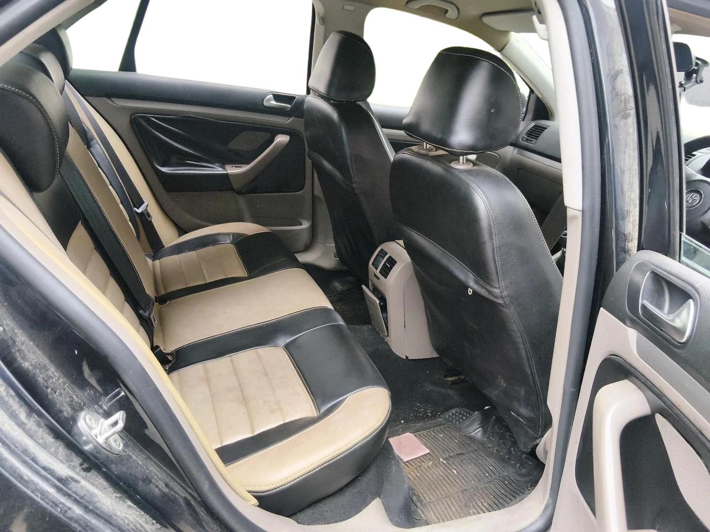 2011 Volkswagen Jetta COMFORTLINE 2.0L TDI, Diesel, Manual, 1,08,991 km, interior
