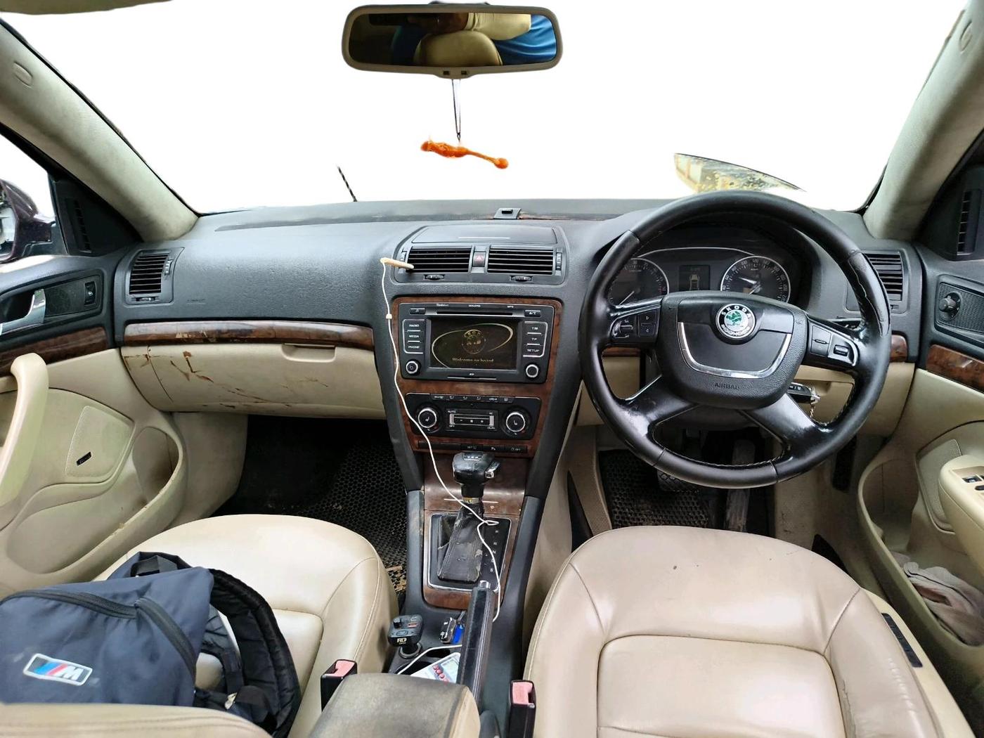 2012 Skoda Laura L&K 2.0 TDI AT, Diesel, Automatic, 1,62,736 km, interior
