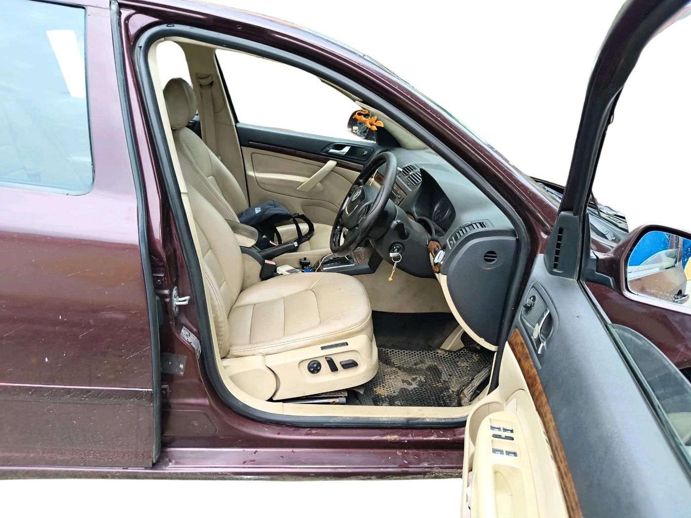 2012 Skoda Laura L&K 2.0 TDI AT, Diesel, Automatic, 1,62,736 km, interior