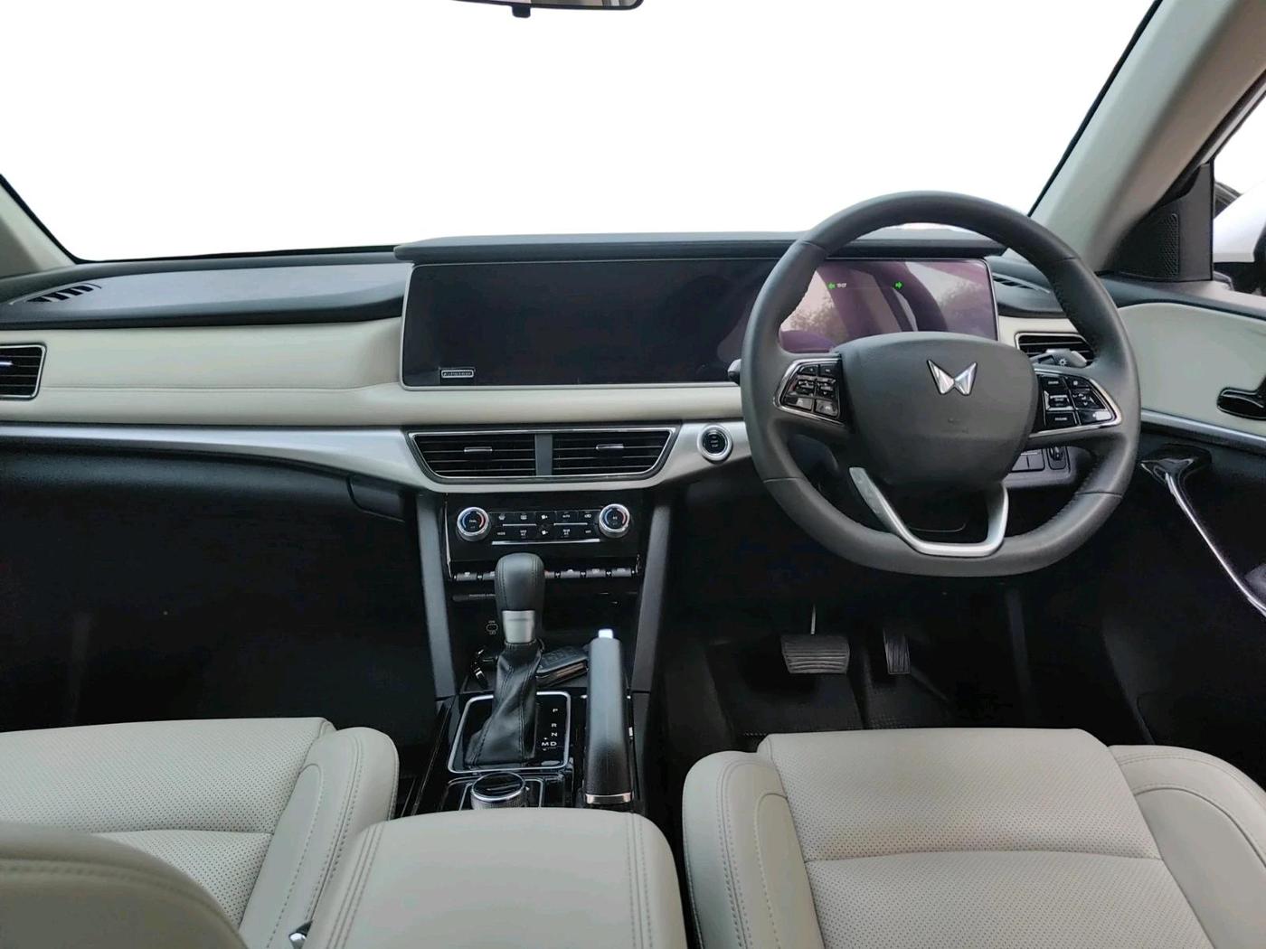 2025 Mahindra XUV700 AX 7 D AT 7 STR, Diesel, Automatic, 6,585 km, interior
