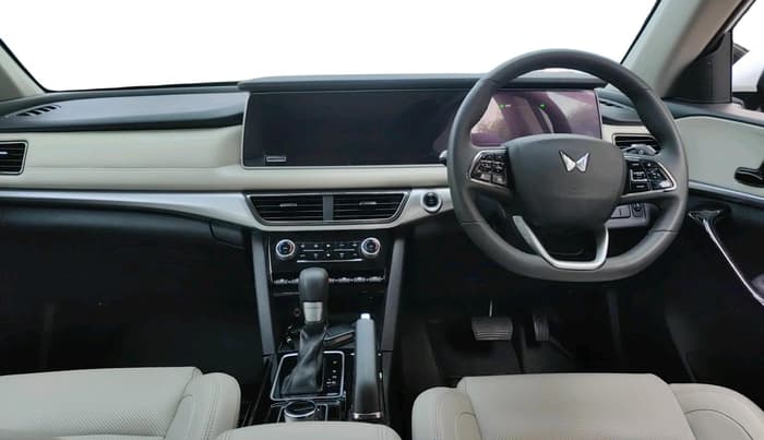 2025 Mahindra XUV700 AX 7 D AT 7 STR, Diesel, Automatic, 6,585 km, interior