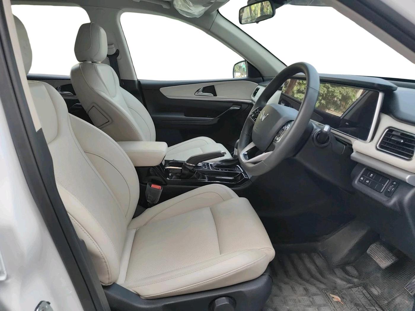 2025 Mahindra XUV700 AX 7 D AT 7 STR, Diesel, Automatic, 6,585 km, interior