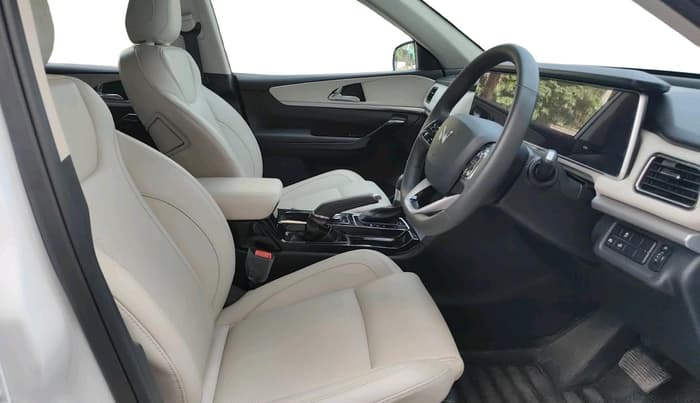 2025 Mahindra XUV700 AX 7 D AT 7 STR, Diesel, Automatic, 6,585 km, interior