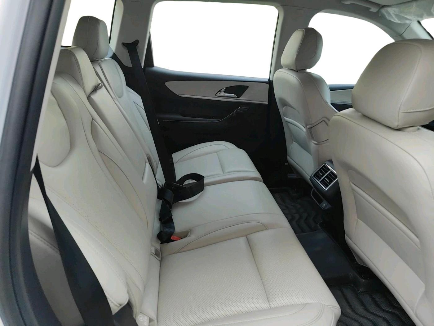 2025 Mahindra XUV700 AX 7 D AT 7 STR, Diesel, Automatic, 6,585 km, interior