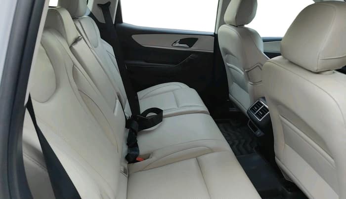 2025 Mahindra XUV700 AX 7 D AT 7 STR, Diesel, Automatic, 6,585 km, interior