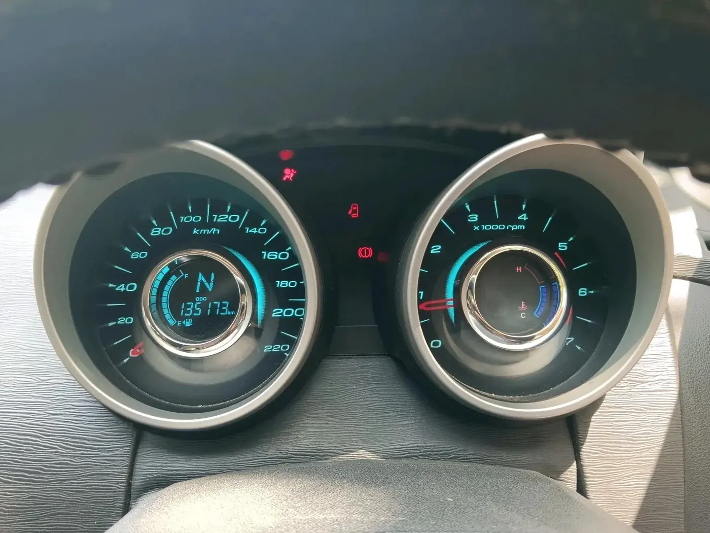 2017 Mahindra XUV500 W6, Diesel, Manual, 1,35,173 km, interior
