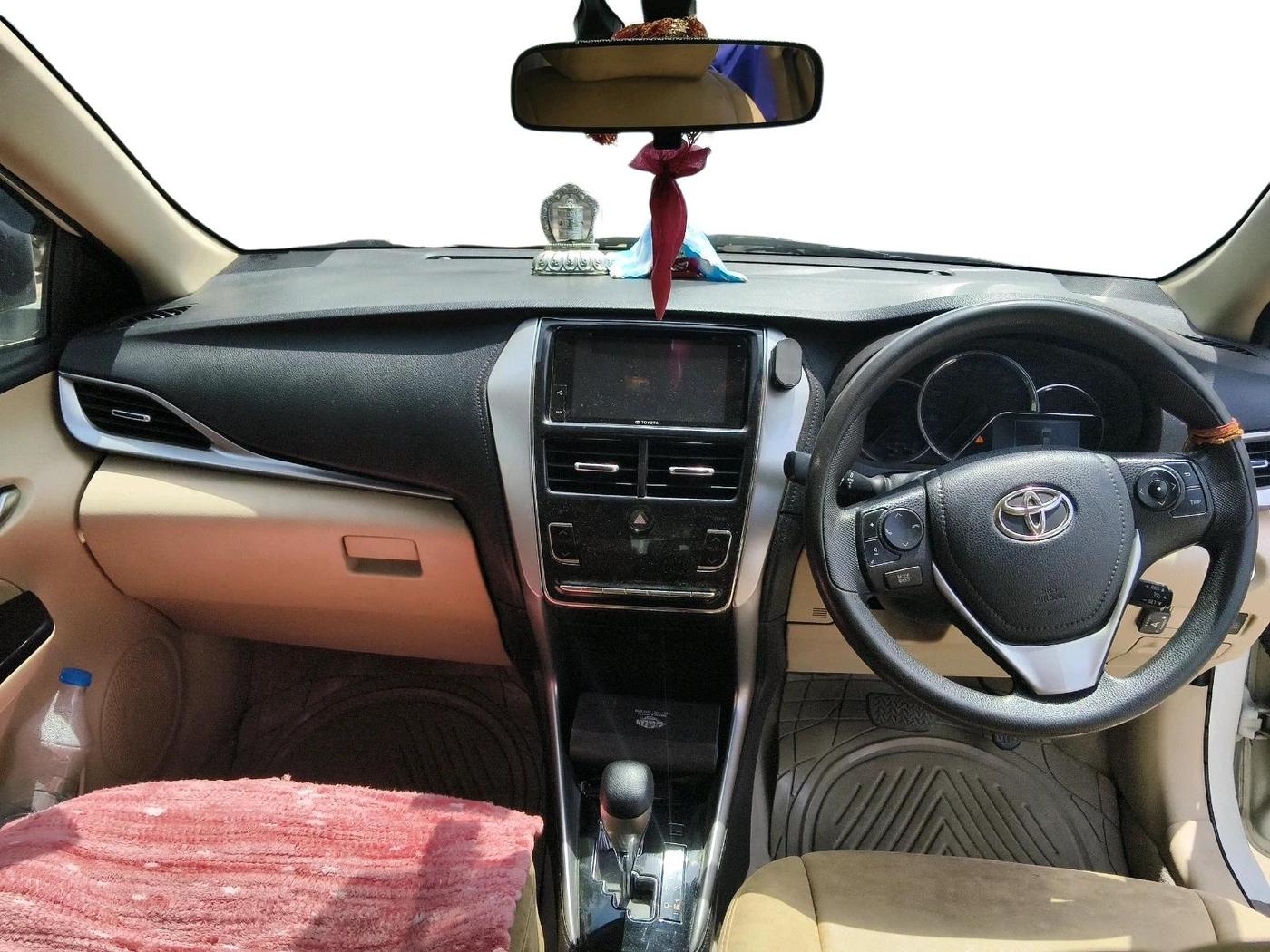 2018 Toyota YARIS V CVT, CNG, Automatic, 1,12,914 km, interior