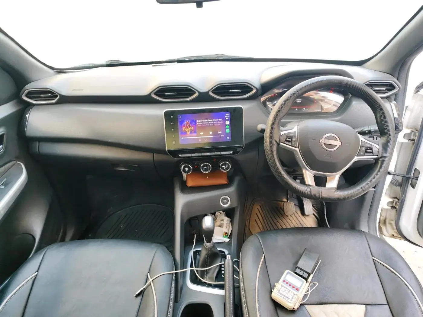 2024 Nissan MAGNITE XV PREMIUM TURBO CVT, Petrol, Automatic, 13,198 km, interior