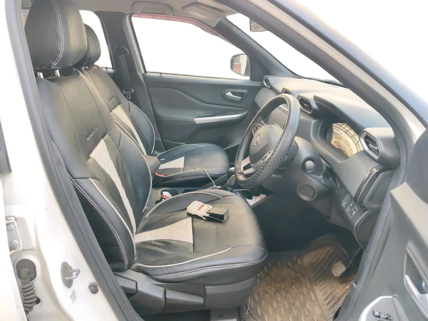 2024 Nissan MAGNITE XV PREMIUM TURBO CVT, Petrol, Automatic, 13,198 km, interior