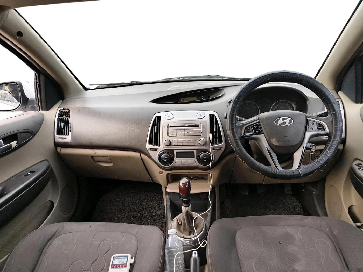 2011 Hyundai i20 SPORTZ 1.2, CNG, Manual, 1,56,299 km, interior