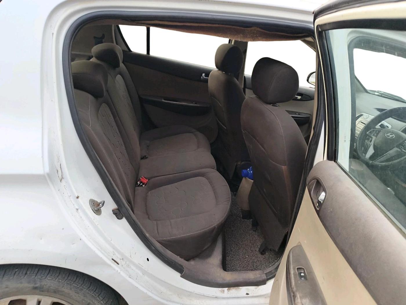 2011 Hyundai i20 SPORTZ 1.2, CNG, Manual, 1,56,299 km, interior