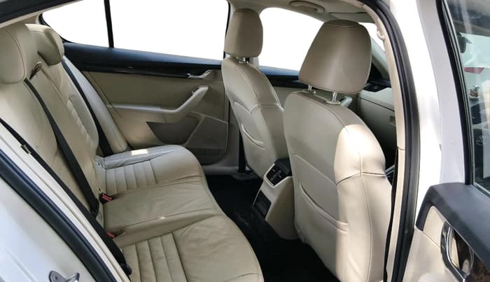 2016 Skoda Octavia STYLE PLUS AT 1.8 TSI, Petrol, Automatic, 1,59,311 km, interior