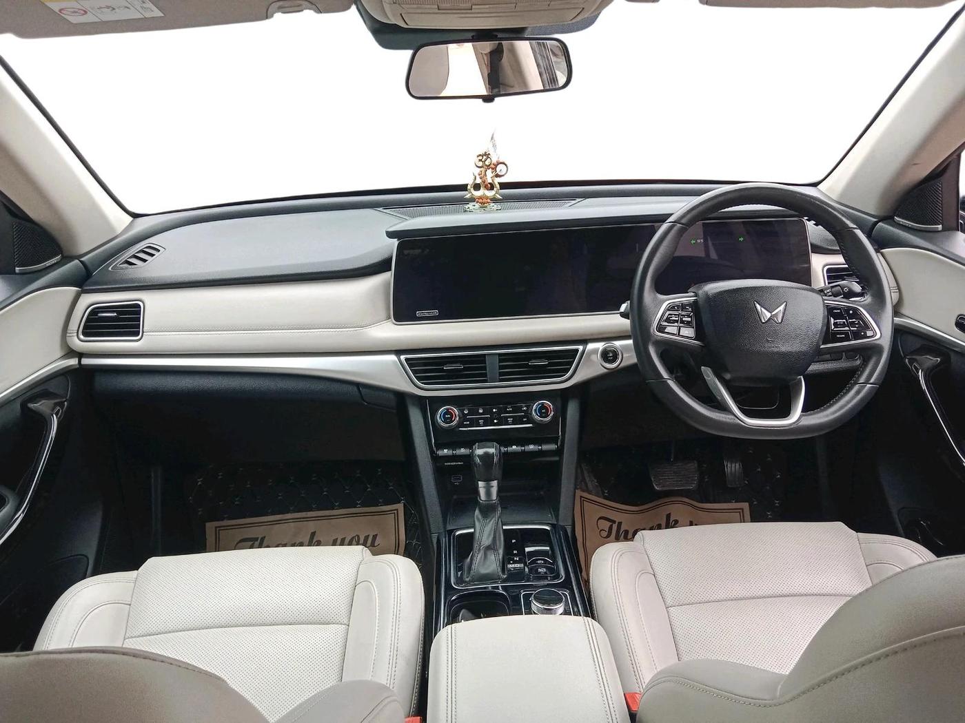 2022 Mahindra XUV700 AX 7 LUXURY P AT 7 STR, Petrol, Automatic, 85,034 km, interior