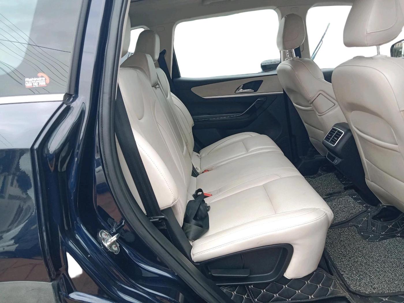 2022 Mahindra XUV700 AX 7 LUXURY P AT 7 STR, Petrol, Automatic, 85,034 km, interior